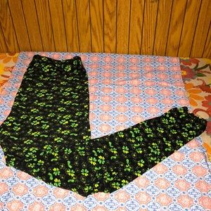 4/$10🌻🌻Green & black clover leggings